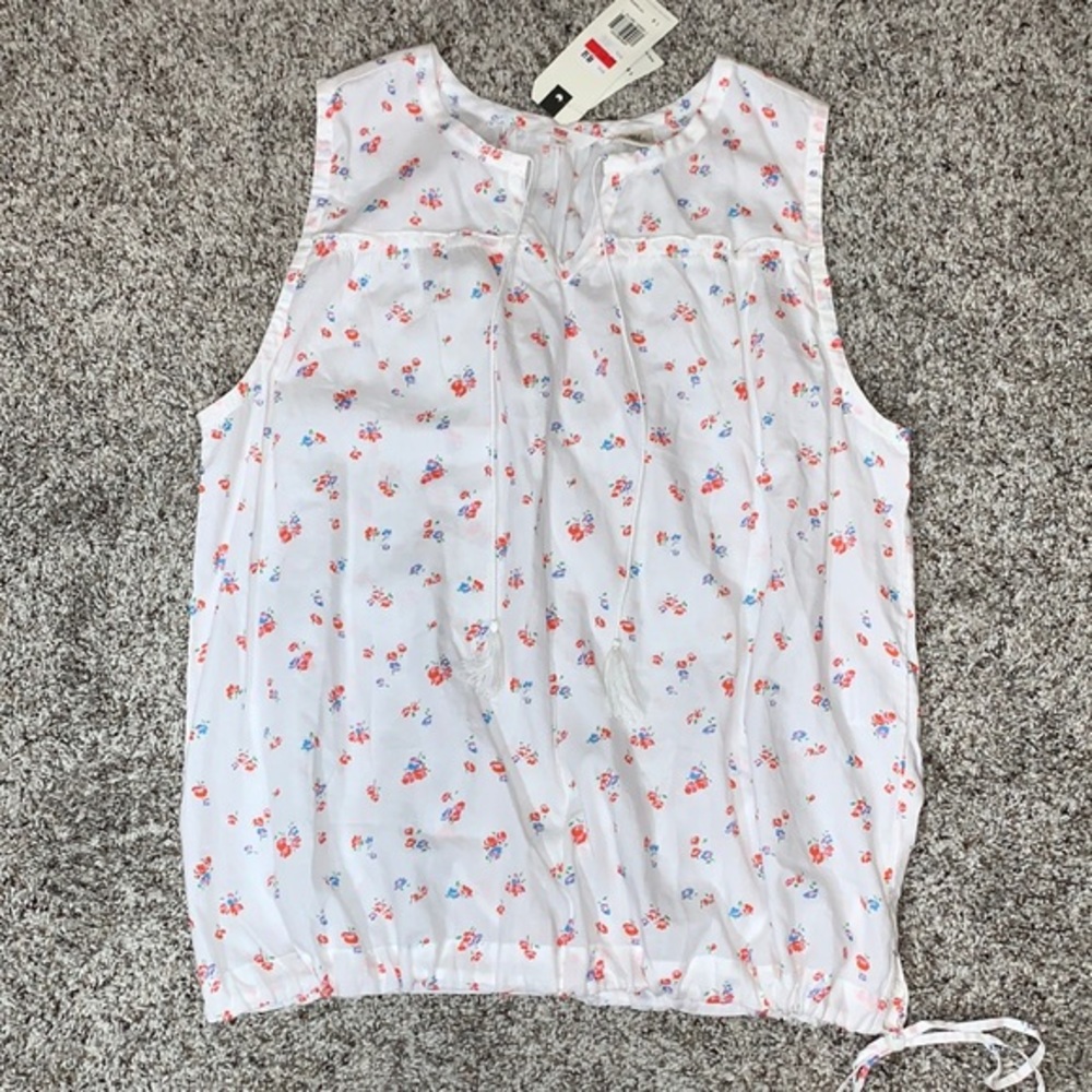 NWT Levi’s cotton split v-neck sleeveless print blouse with drawstring bottom